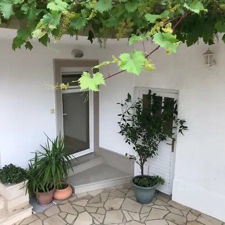 Dvor דירה